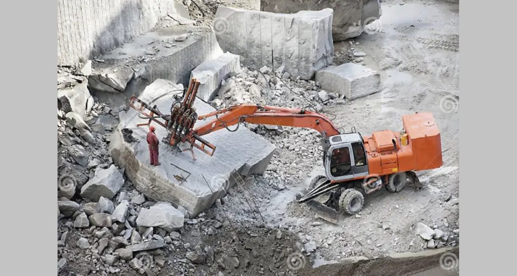 carriere-de-granit-ou-creuse-une-pelleteuse